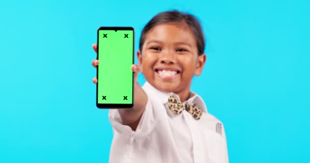 小女孩 电话和模拟屏幕广告或营销的蓝色工作室背景 用智能手机应用程序 铬钥匙显示和跟踪标记描绘女童或小孩的微笑 — 图库视频影像