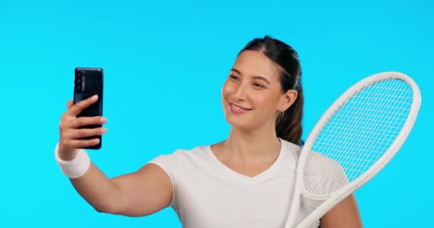 スポーツ テニスのセルフィー スタジオ フィットネス ウェルネス ソーシャルネットワークアプリのラケットに満足しています 女の子 影響力とトレーニングのための幸せ プロフィール画像のためのメモリを持つ運動とゲーム — ストック動画