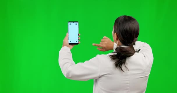 研究やスタジオの背景に対するブラウジングのための緑の画面上の女性 電話やモックアップ モックアップディスプレイとマーカーを追跡するモバイルスマートフォンアプリ上の女性のバック — ストック動画