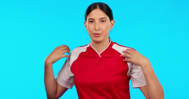 Sunum Bilgi Bir Bayan Futbolcu Stüdyoda Hazırlanıyor Mavi Bir Arka — Stok video