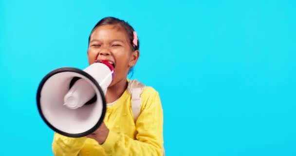 Megafon Gürültü Kız Çocuğunun Yüzü Mavi Arka Planda Stüdyo Mesajında — Stok video