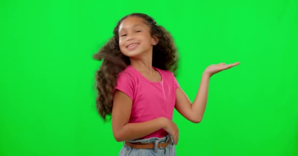 Pantalla Verde Cara Chica Señalando Palma Mostrando Sobre Fondo Estudio — Vídeo de stock