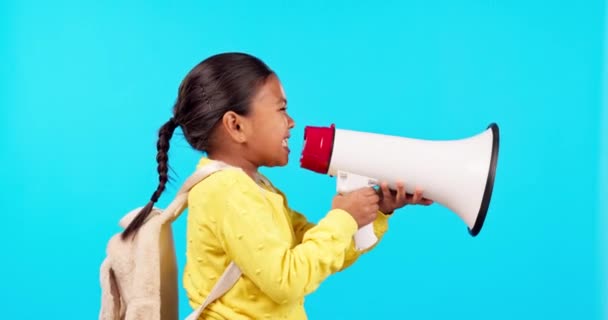 Megafon Konuşma Kız Çocuğu Stüdyoda Okula Dönmek Için Çığlık Atıyor — Stok video