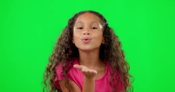 緑の画面では スタジオや子供の愛のためのキスを吹いて ケアと肯定的な考え方で愛情 笑顔と若い女の子の子供モデルとともに滑らかなジェスチャーによって隔離されたクロマキー背景 — ストック動画