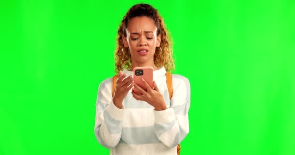 発表および偽のニュースのための緑色の画面上の電話で混乱し 不確定な女性 ソーシャルメディア インターネット オンライン投稿のためのWtf反応を持つゴシップ ショック顔と女性の人 — ストック動画