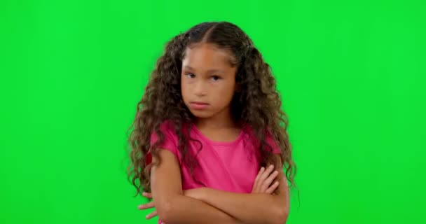 緑の画面では 顔と腕を持つ少女は 交差しないとスタジオの背景に頭を振る 肖像画 女性の子供と子供の意見の相違 レビューや絵文字での拒否 フラストレーションと怒り — ストック動画