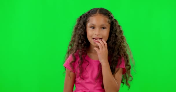 咬钉子 绿色屏幕 孩子担心问题 顽皮的行为和紧张的表情 铬钥匙上有思想 不确定和不确定面孔的少女的焦虑 压力和画像 — 图库视频影像