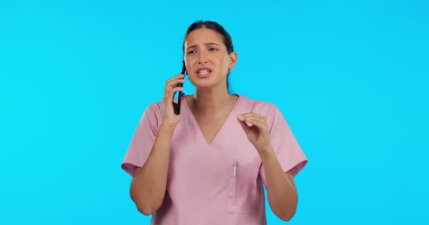 Konuşan Bir Doktor Gülümseyen Bir Kadın Bir Stüdyonun Mavi Arka — Stok video