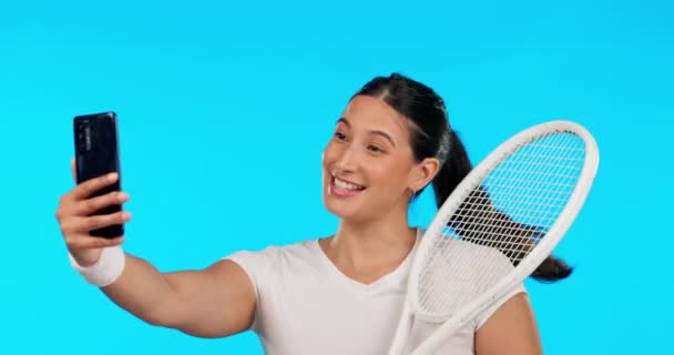 Женщина Видео Звонок Разговоры Студии Спорта Тенниса Счастливы Разговора Синем — стоковое видео