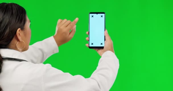 スタジオの背景に対する広告や研究のための緑の画面上のモックアップと女性 医師や電話 モックアップディスプレイとマーカーを追跡するモバイルスマートフォンアプリ上の女性のバック — ストック動画