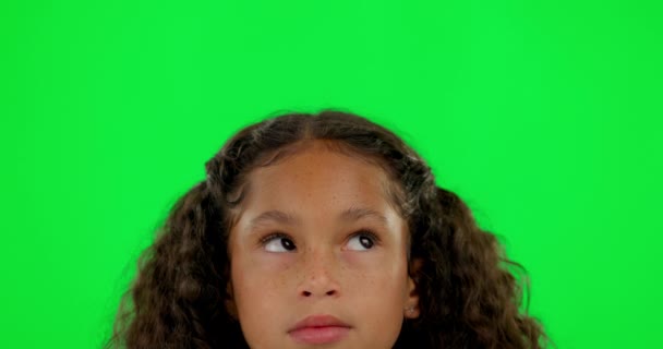 Myšlení Tvář Dívka Zelené Obrazovce Zmatenými Očima Nebo Otázkou Pochybnostmi — Stock video