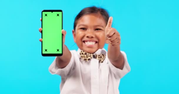 Küçük Kız Telefon Modelleme Ekranı Reklam Pazarlama Için Mavi Bir — Stok video