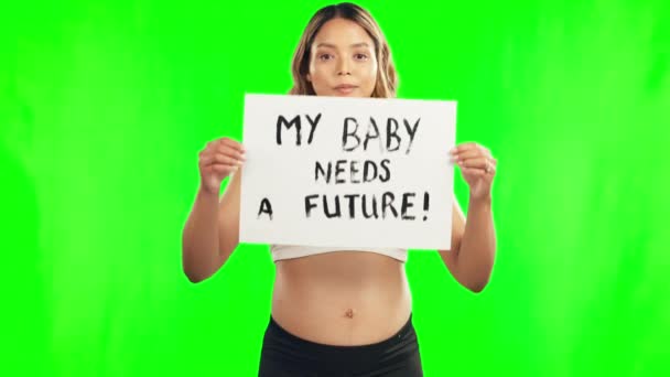 赤ちゃんの将来のための紛争を停止するために スタジオで妊娠中の胃を持つ緑の画面 抗議サインや女性 妊娠中のポスター 活動家や平和集会で犯罪と戦うためにボードと母親の肖像画 — ストック動画