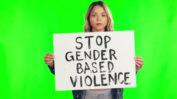 自由または人権のための集会で署名を保持している女性活動家とポスター 平等と緑の画面 クロマキー モックアップの行進で若い女性と肖像画 — ストック動画
