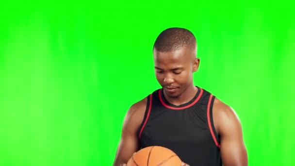 バスケットボール スポーツ 背景のモックアップに隔離されたスタジオでの緑の画面上の黒い男の顔 スマイル 肖像画や健康的なフィットネスのためのトレーニングや運動のためのボールを持つアフリカの選手 — ストック動画