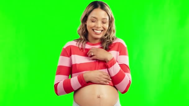 体の健康や発達のためのスタジオで腹を持つ緑の画面 笑いや幸せな妊婦 肖像画や母親の顔をボンディングや赤ちゃんの成長のためのおなかや胃で笑顔 — ストック動画