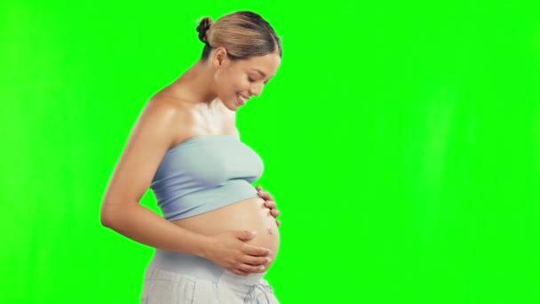 Baby Mor Och Grön Skärm Vidrör Magen För Framtiden Och — Stockvideo
