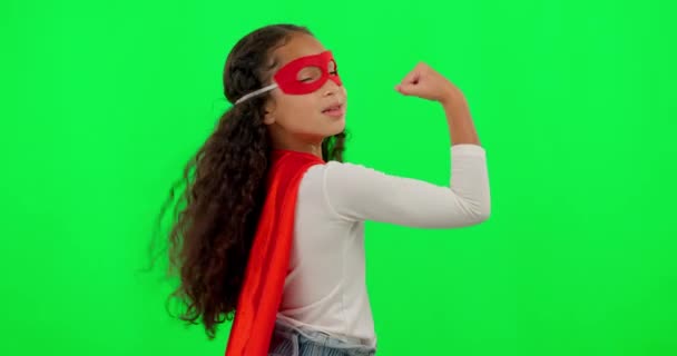 Dívka Dítě Superhrdina Zelená Obrazovka Silnou Paží Svaly Ohebné Úsměvem — Stock video