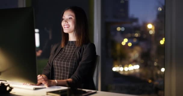 Computer Geschäftsfrau Und Tippen Der Nacht Während Der Arbeit Büro — Stockvideo