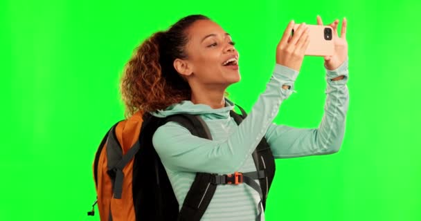 Зелений Екран Телефон Пішохідні Пригоди Щаслива Жінка Подорожі Подорожі Фотографії — стокове відео