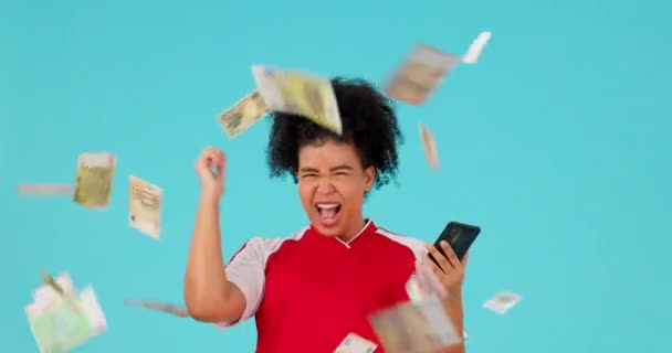 Lluvia Dinero Teléfono Celular Mujer Emocionados Celebran Aplauden Los Billetes — Vídeo de stock