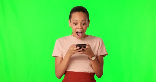 Kobieta Smartfon Podekscytowany Wygraną Zielony Ekran Niespodzianka Social Media Prezentów — Wideo stockowe