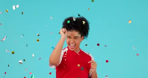 Confetti Oslavit Ukazující Žena Těší Studio Bonus Vyhrávat Odměnu Nebo — Stock video