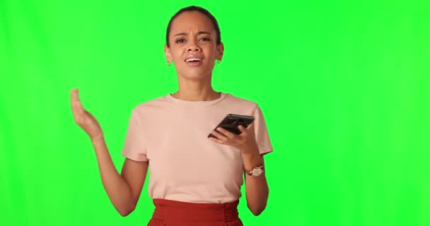 緑の画面上の女性 技術のグリッチとスタジオの背景に混乱したスマートフォンやアプリのエラー チャット システム障害 インターネット404とモックアップスペースで入力を使用している女性 — ストック動画