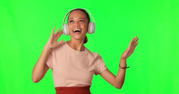 幸せなエネルギー 精神的な健康とお祝いのための緑の画面上のダンス ヘッドフォンや女性 受賞歴のある 興奮し 若い人はスタジオの背景にジェンZ音楽 オーディオまたは電子機器で踊ります — ストック動画