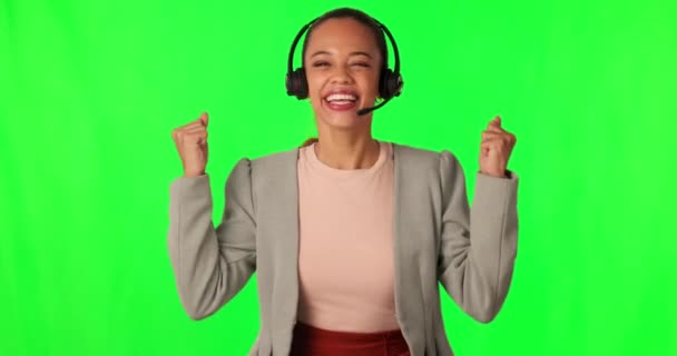 Jovem Agente Call Center Tela Verde Com Sinal Ícone Emoji — Vídeo de Stock