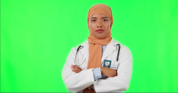Écran Vert Portrait Une Femme Médecin Avec Les Bras Croisés — Video