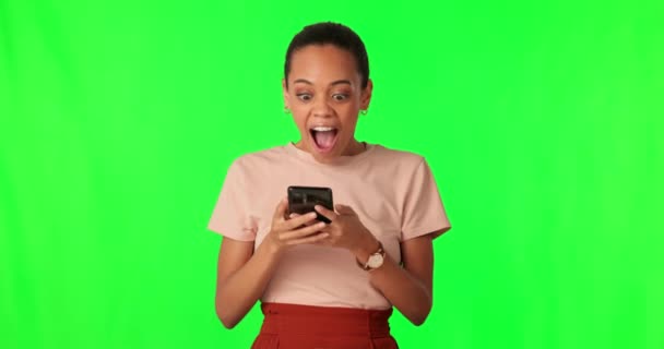 Woman Winning Announcement Smartphone Green Screen Excited Surprise Social Media — Stock Video