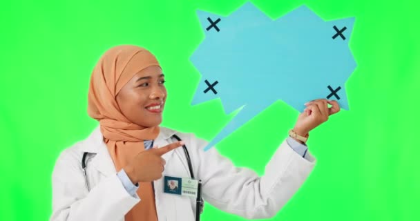 スタジオの背景を背景に イスラム教徒の女性 親指を緑色の画面上でスピーチバブルで成功させます 絵文字やソーシャルメディアチャットなどのアイコンを指す女性医療専門家の肖像画 — ストック動画