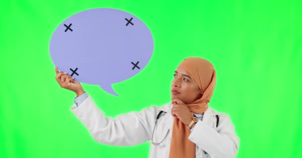 アイデア スピーチバブルとモックアップ 計画と決定のための緑色の画面上のイスラム教徒の女性の顔を持つ医師 医療の現場を舞台に考える人の姿 — ストック動画