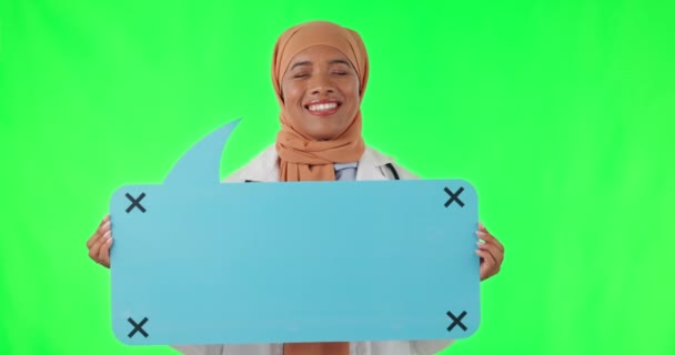 マーケティングモックアップスペースのための緑の画面とスタジオでスピーチバブル イスラム教徒の女性と医師 笑顔とクロマキーの背景による追跡マーカーと音声ボードとイスラム医療労働者 — ストック動画