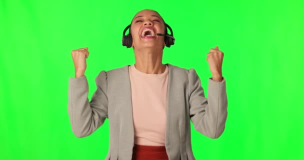 Mujer Agente Call Center Feliz Por Pantalla Verde Para Ganar — Vídeo de stock