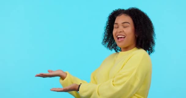 Reklama Kobieta Gestem Ręki Niebieskim Tle Promocji Uśmiechem Marketing Lub — Wideo stockowe