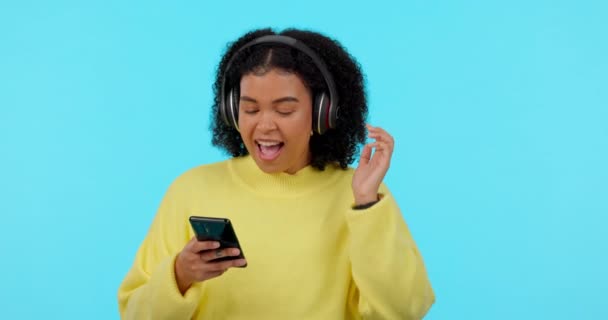 Auriculares Baile Mujer Escuchando Música Álbum Lista Reproducción Teléfono Celular — Vídeos de Stock