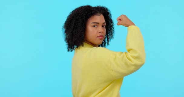 Poder Mujer Flexiona Sus Músculos Fondo Azul Feliz Por Logro — Vídeo de stock