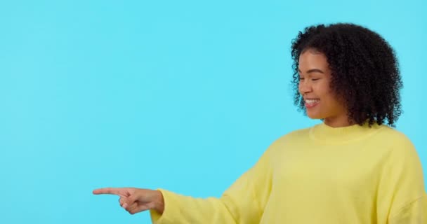 选择和一个黑人女人一起在工作室的蓝色背景下做出选择 一个快乐的年轻黑人女性展示她的选择的画像 决定和笑声 — 图库视频影像