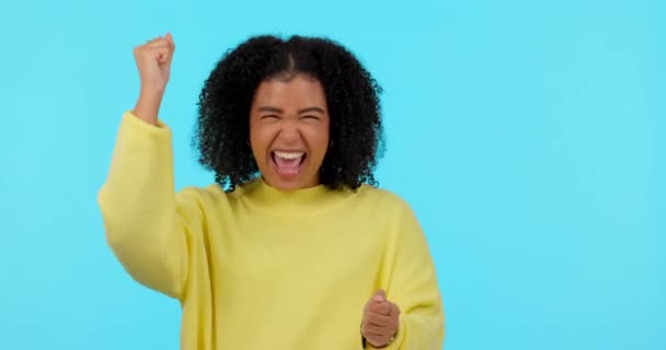 女性の歓声 サポートとお祝いのための拍手 顔と青の背景に勝つために興奮 エネルギーと女性の人笑い 達成のために拍手 モックアップスペースと拳ポンプ — ストック動画