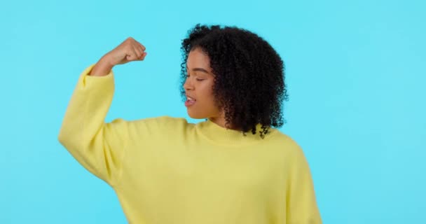 Championne Femme Fléchissant Les Biceps Gagnant Visage Autonomisation Avec Égalité — Video