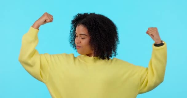 Réalisation Femme Fléchir Ses Muscles Sur Fond Bleu Heureux Pour — Video