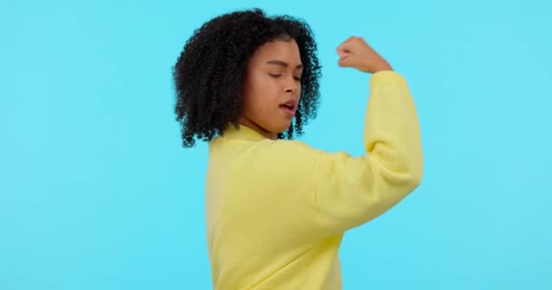 Puternică Femeia Își Flexează Mușchii Ecran Verde Fericit Pentru Putere — Videoclip de stoc