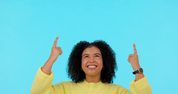 广告中 女人用手势和蓝色背景进行促销 插播广告 演示或戏弄空间和快乐的女性形象 带着微笑参与营销 — 图库视频影像