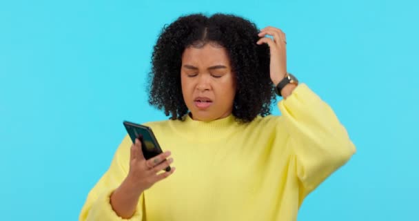 Mujer Teléfono Enojado Estudio Con Fallo Técnico Error Pantalla Verde — Vídeos de Stock