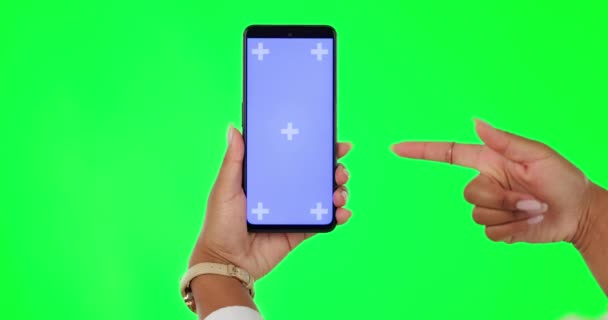 Žena Ruce Telefon Maketa Zelené Obrazovce Ukazuje Reklamu Pozadí Studia — Stock video