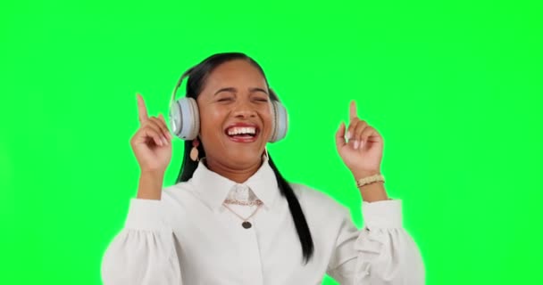 Mutlu Kadın Kulaklıklar Kahkahalar Yeşil Ekranda Stüdyonun Arka Planında Müzik — Stok video