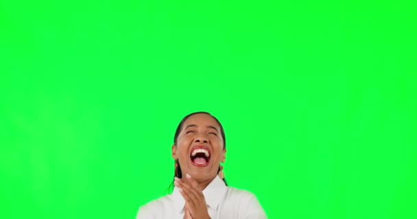 Szczęśliwa Kobieta Oklaski Wskazując Święto Zielonym Ekranie Sukces Tle Studio — Wideo stockowe