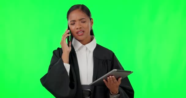 裁判のための法的情報 研究や法律を読んでスタジオの裁判官とタブレット 緑の画面と電話で呼び出します クロマキー モックアップの話をしている女性と技術 — ストック動画